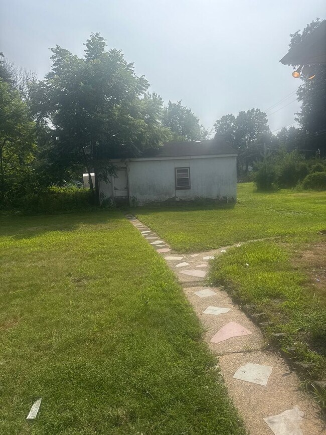 Building Photo - Brick cape in Southern Lehigh school district