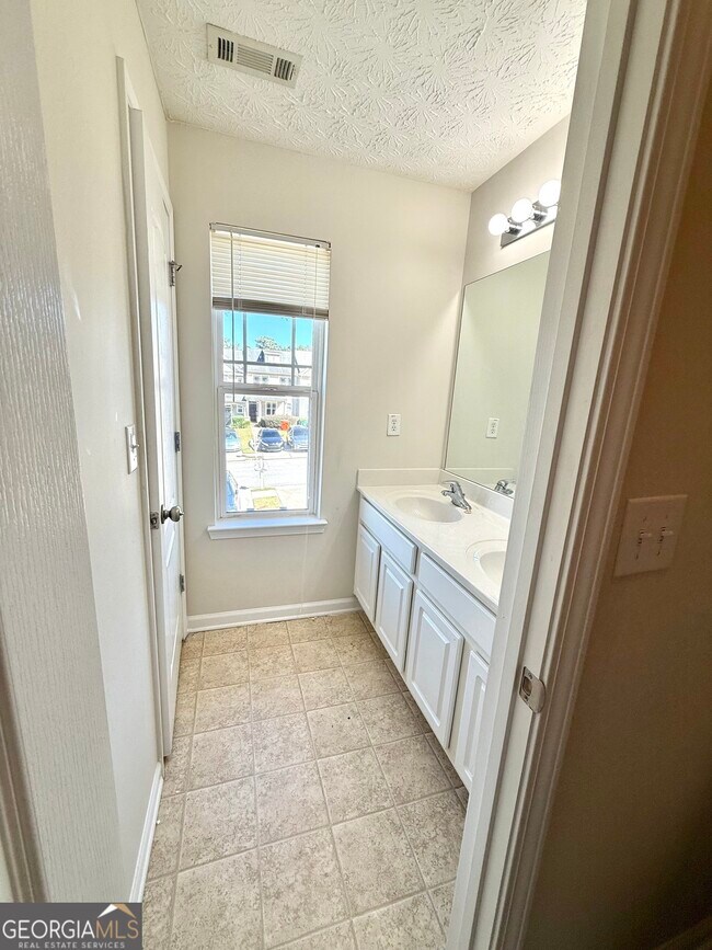 Building Photo - 6327 Ellenwood Dr