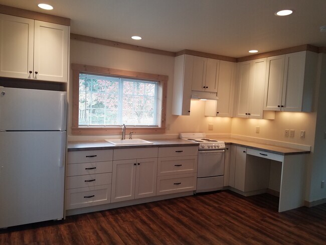 Building Photo - Studio Apartment in Poulsbo - All Utilitie...