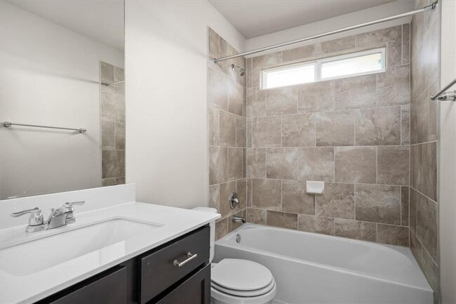 Building Photo - 215 Friendship Oak Dr