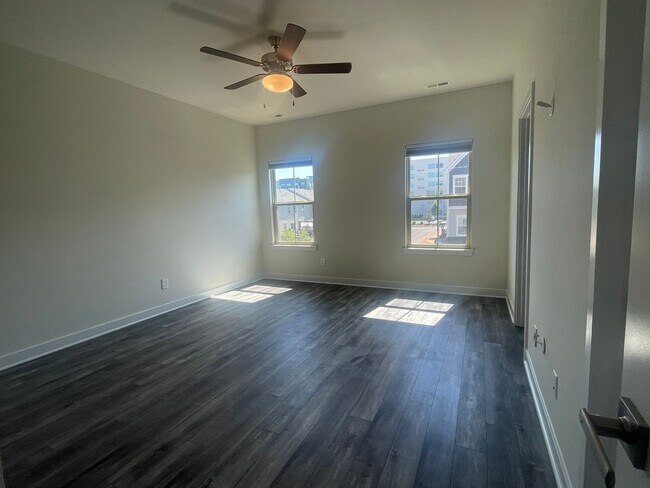 Building Photo - Luxury 3BR Townhome in Langtree- Modern Finishes & Prime Location!