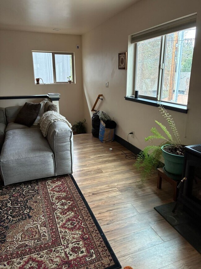 Building Photo - Charming and secluded Westside Bend apartment