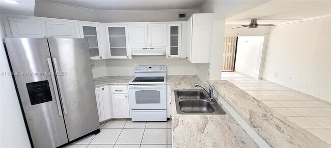 Building Photo - 9403 Fontainebleau Blvd