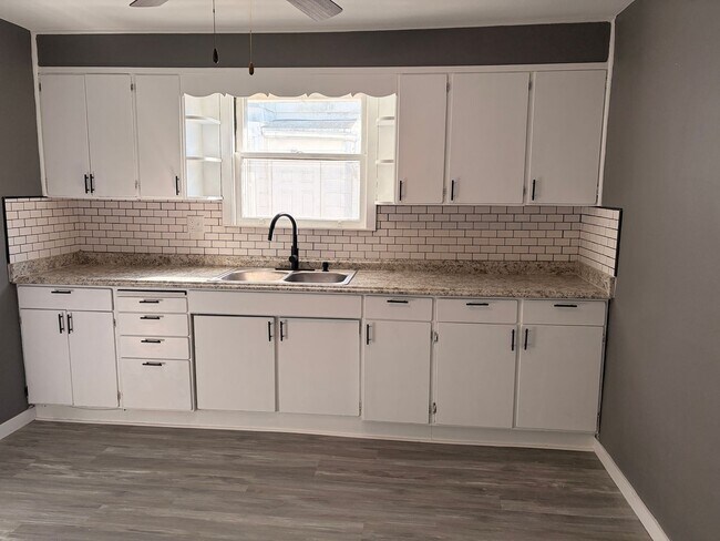 Building Photo - Charming 2-Bedroom Home with Porch and Garage!