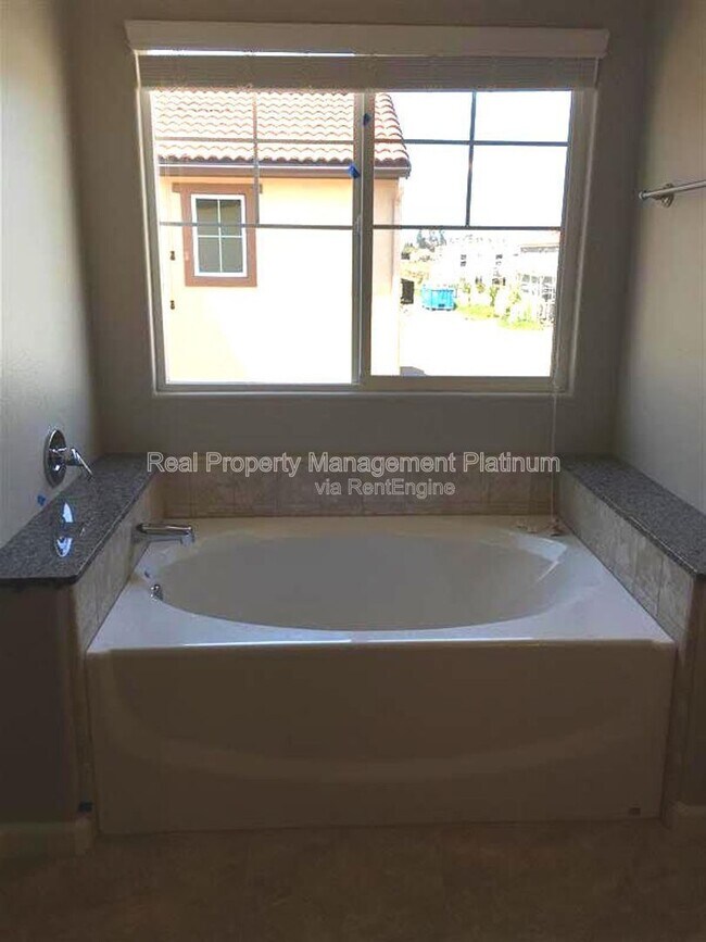 Building Photo - 1324 Royalty Way