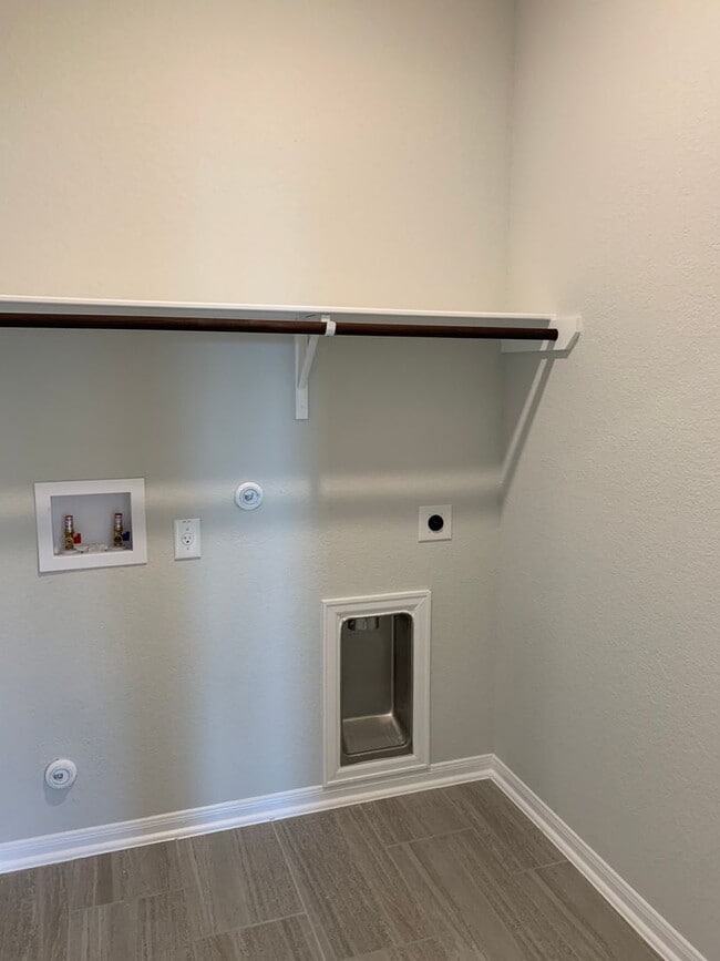 Building Photo - Large Single Level 4-bedroom in Oak Creek ...