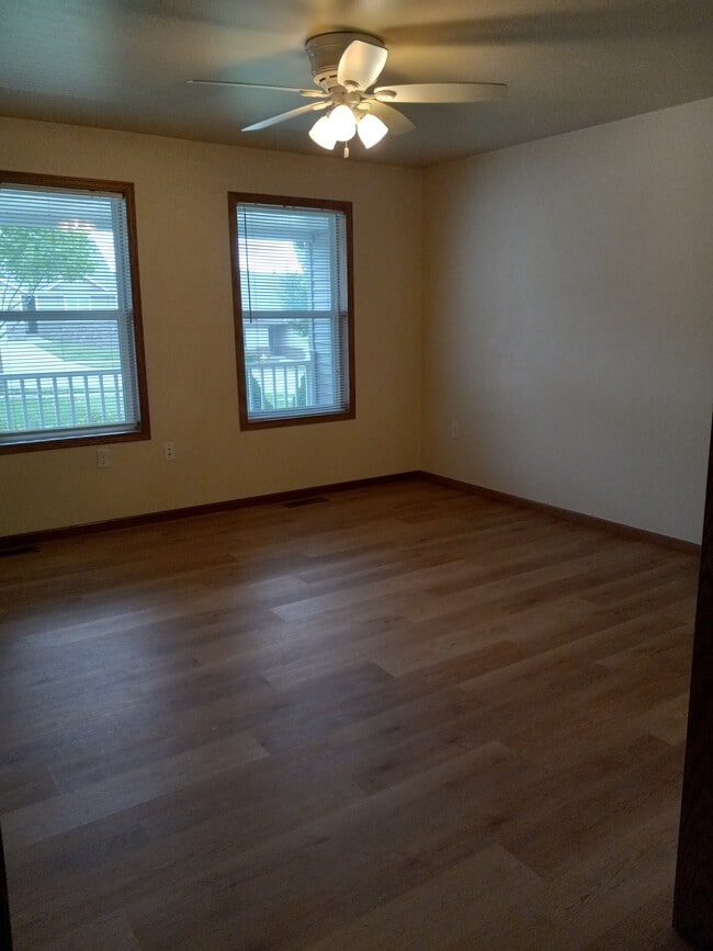 Building Photo - 2423 Parkfield Dr