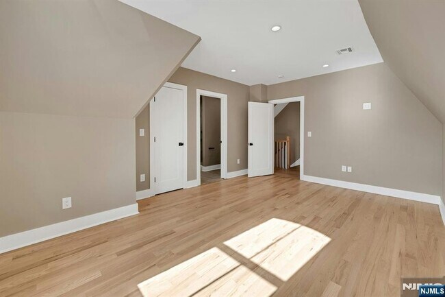 Building Photo - 49 Park Ave