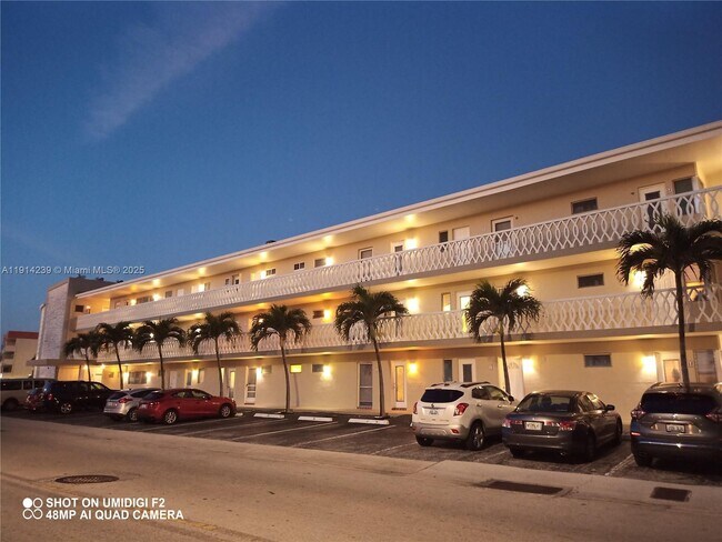 Building Photo - 450 Golden Isles Dr