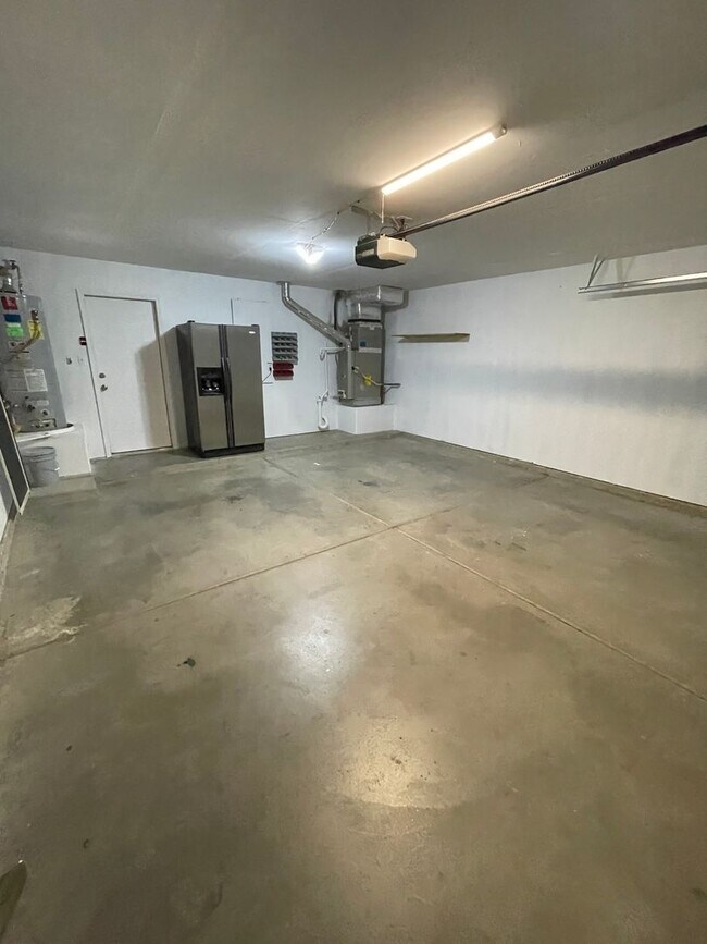 Building Photo - Spacious 5-Bedroom Home with 2 Living Areas – 2,270 Sq Ft Near Porter Dr.