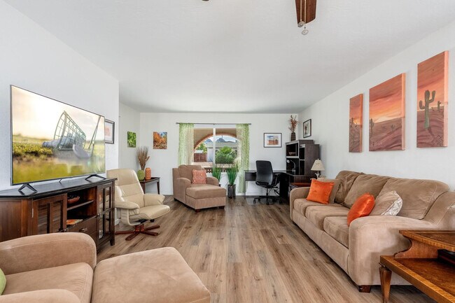 Building Photo - 2426 E Sahuaro Dr