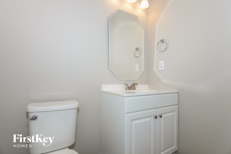 Building Photo - 1831 Eastway Dr