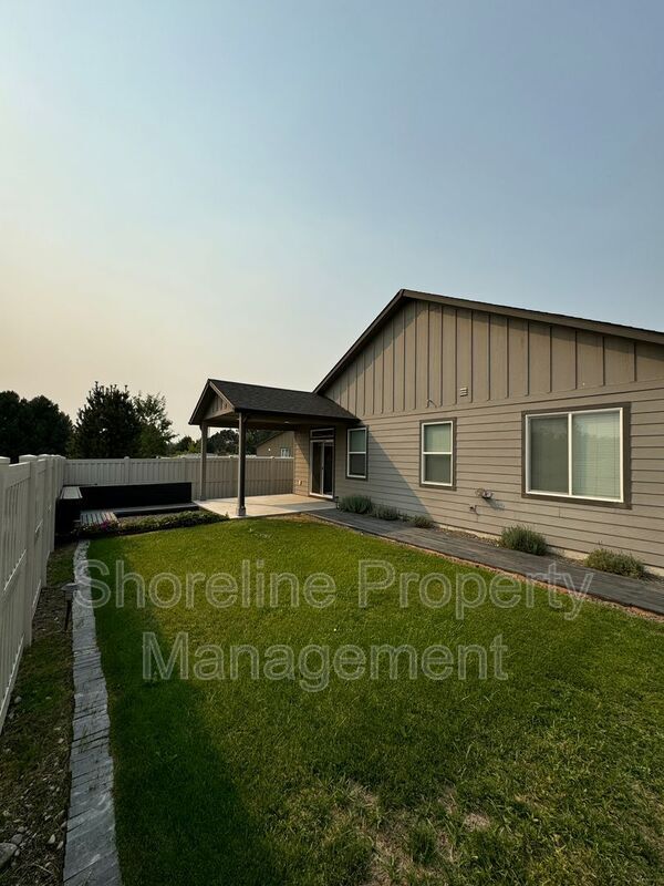 Building Photo - 511 Diamond Lake St