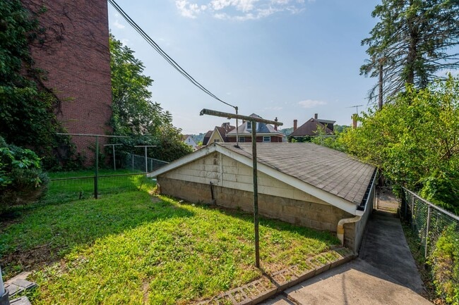 Building Photo - Beautiful 3 bedroom in McKees Rocks availa...