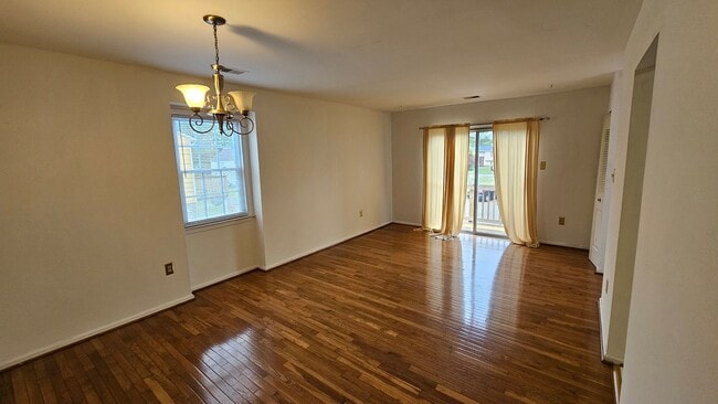 Building Photo - Secound Story Unit - Single Floor 3BR/1.5BA - Eastern Henrico - Great Location