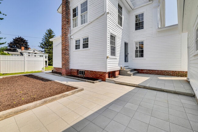 Building Photo - 1070 Enfield St