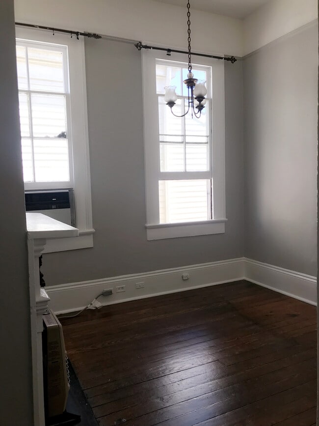 Building Photo - Cozy 1BD/1BA Steps to the St. Charles Stre...