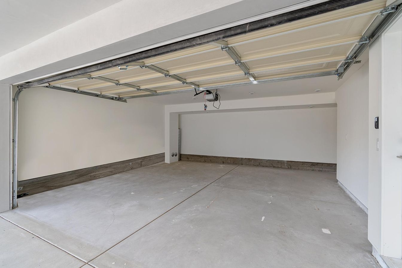 Building Photo - 14228 Delano St
