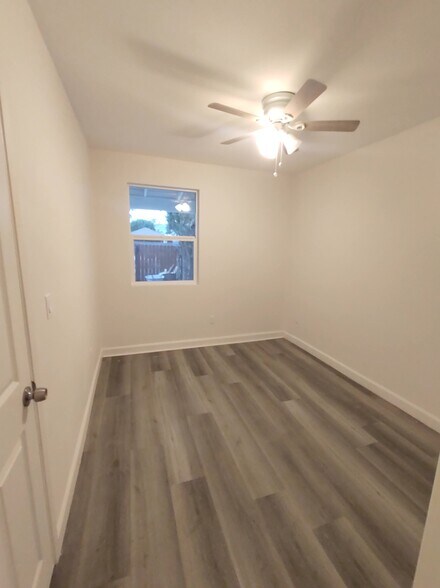 Bedroom - 10636 Louise Ave