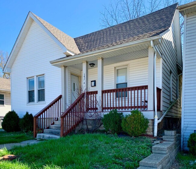 Primary Photo - 3 BED home with rear patio available AUGUST!