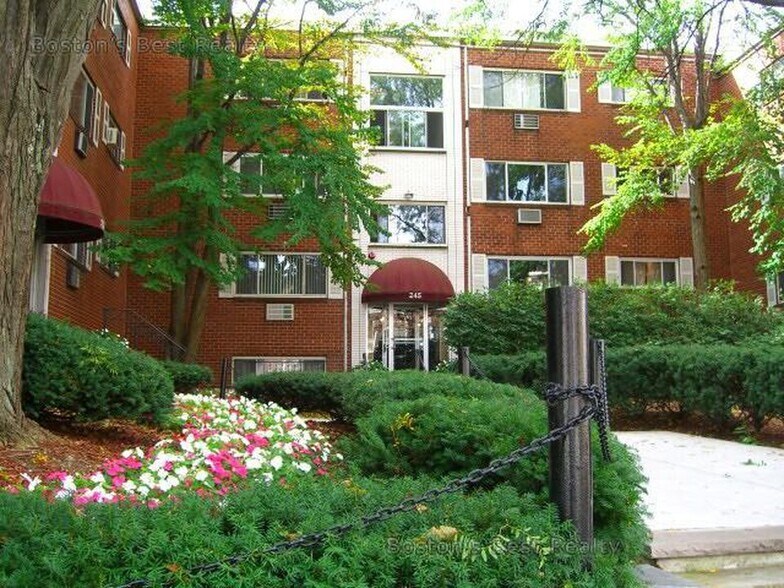 Building Photo - 245 Kelton St