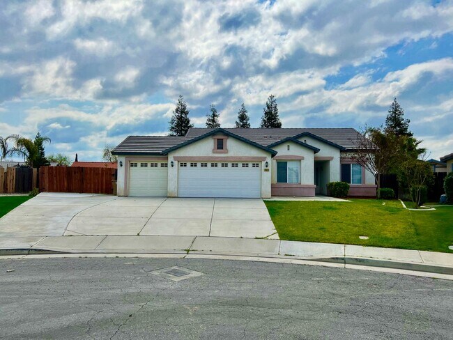 Primary Photo - Spacious SW Bakersfield home!