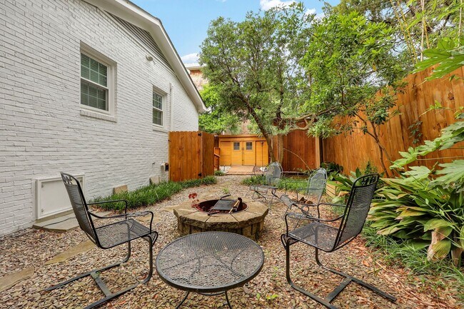 Building Photo - Furnished Off-Season 3bd/2ba Coastal Retreat with Screened Porch & Private Parking