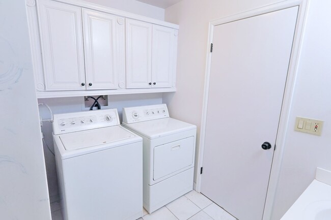 Building Photo - 3 BEd CONDO, NO DEPOSIT AND WATER INCLUDED...