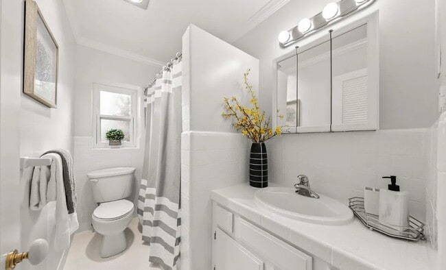 Building Photo - Spacious 1 bedroom 1 bathroom top floor unit in a highly desirable west side location!