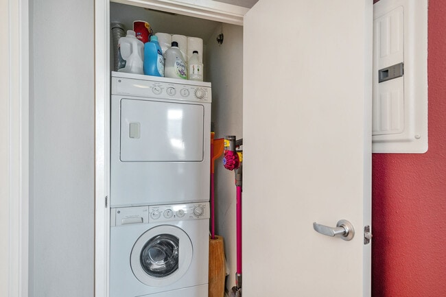 Building Photo - 1 Lakeside Dr