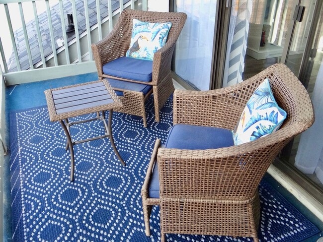 Building Photo - Beautifully Remodeled and Furnished Rental...