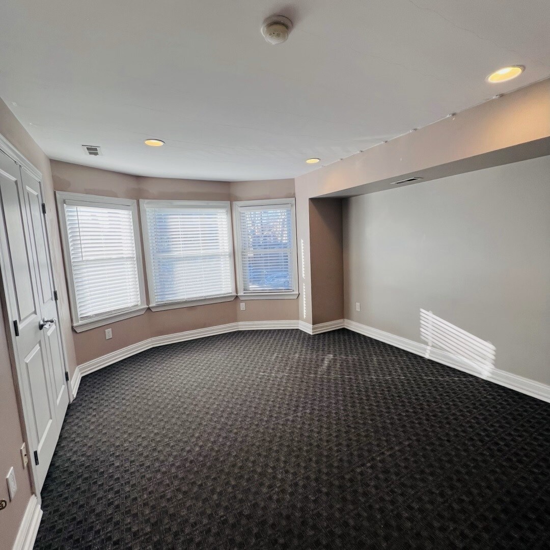 Building Photo - 619 S 42nd St