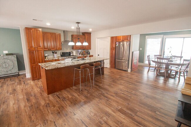 Building Photo - 3104 Oak Lawn Dr