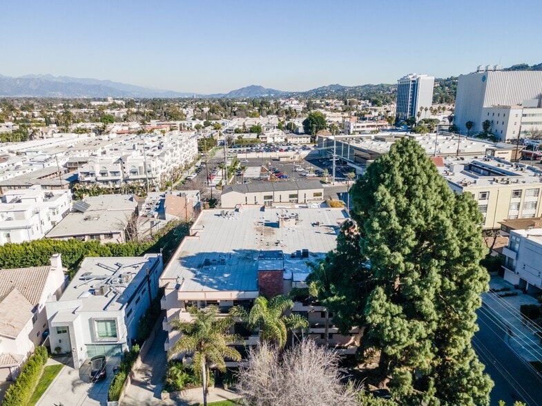 Building Photo - 14923 Moorpark St