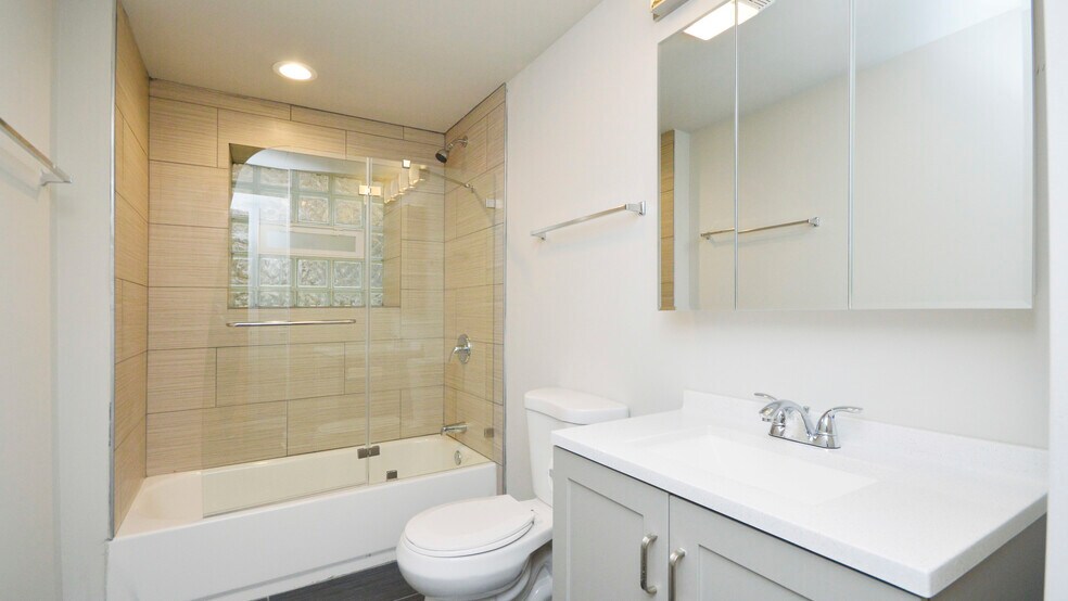 Building Photo - 6429 N Lakewood Ave