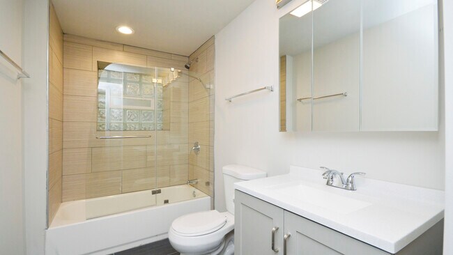 Building Photo - 6429 N Lakewood Ave