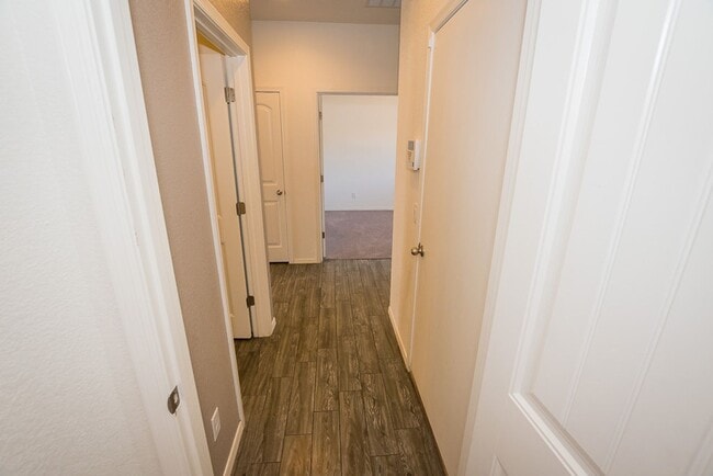 Building Photo - Great Open Floor Plan 3 Bedroom, 2 Bath, Central A/C in Holiday Subdivision!