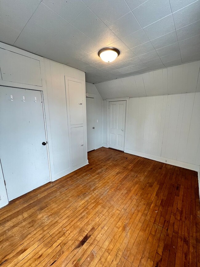 Building Photo - AVAILABLE JUNE - 4 Bed 1 Bath House in the...