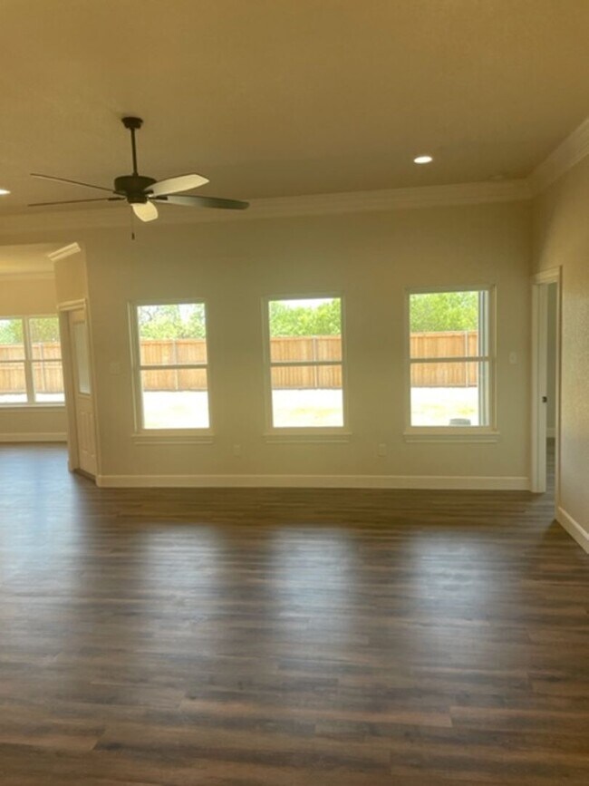 Building Photo - 6950 Phoenix Dr
