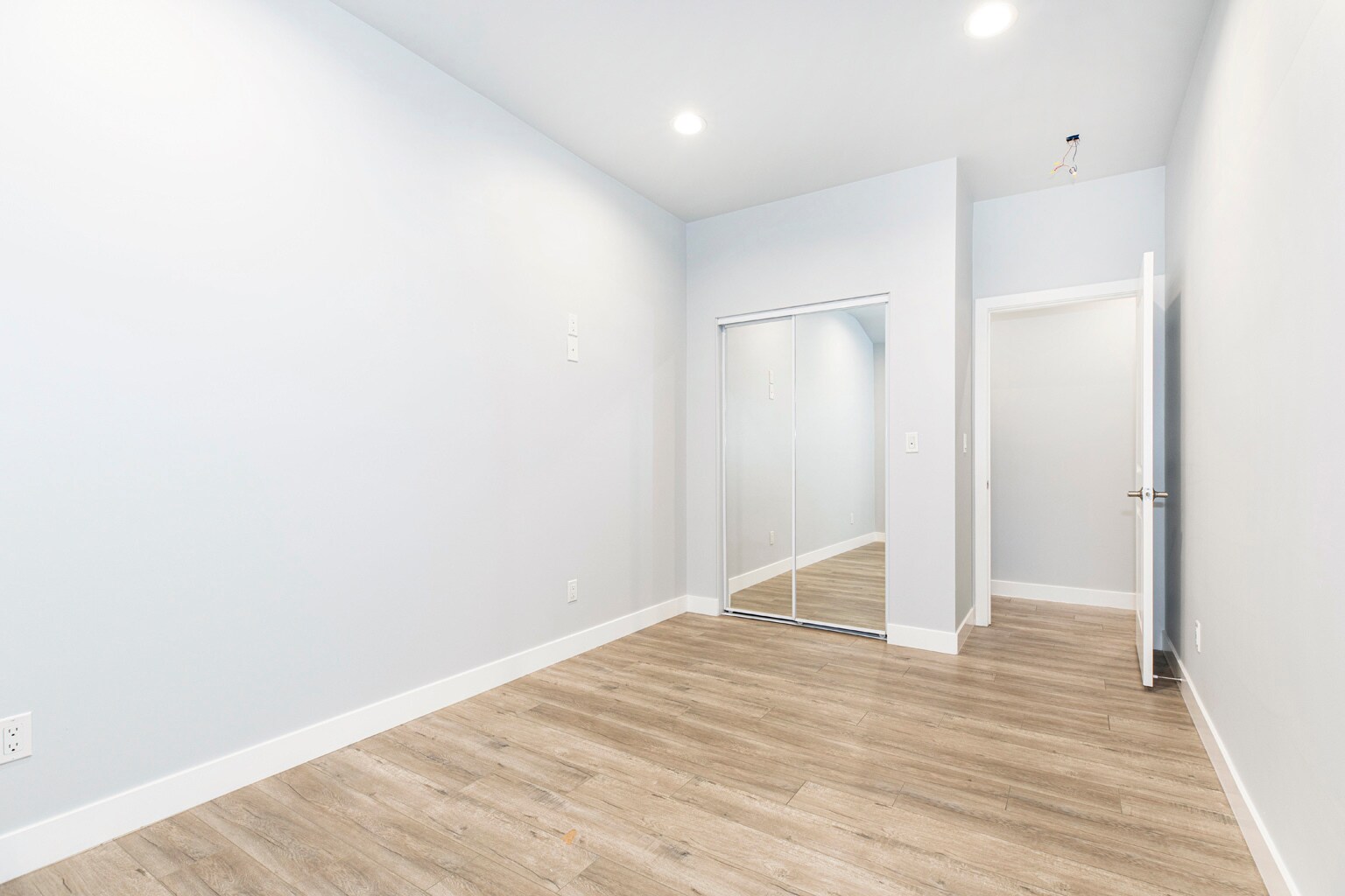 Building Photo - 10563 Vinedale St