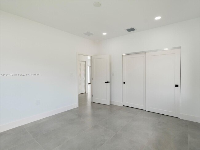 Building Photo - 1181 NE 202nd St