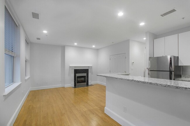 Building Photo - 140 Boylston St