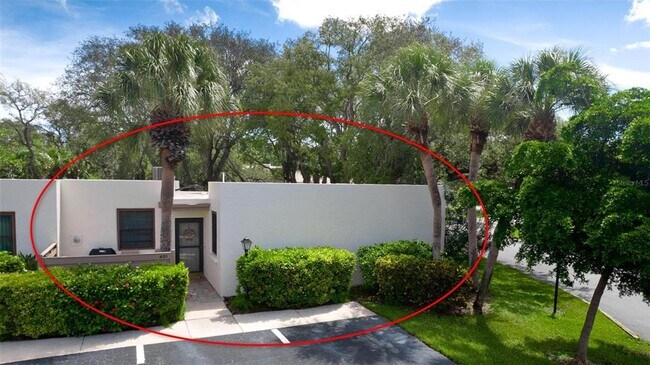 Building Photo - 401 Palm Tree Dr