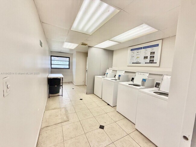 Building Photo - 10431 N Kendall Dr