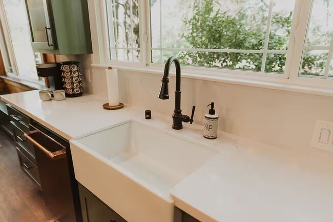 Building Photo - Beautiful and Bright Vintage Home – Fully Furnished ~ $1000 Move in Special!