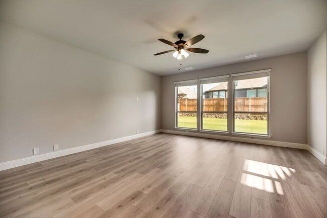 Building Photo - Checkout This 4 bed 2.5 bath 2827 sqft - Paloma Creek Beauty!!!