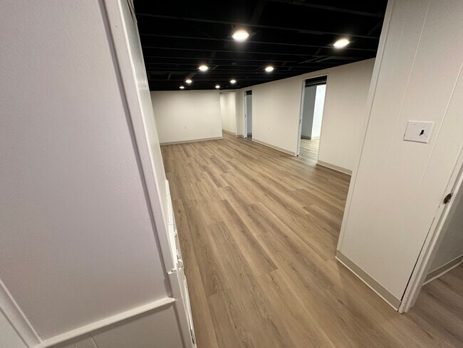 Building Photo - Impeccably Clean Warren Ranch!