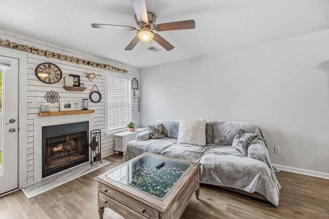 Building Photo - Modern Comfort & Convenience in Regents Green Townhome