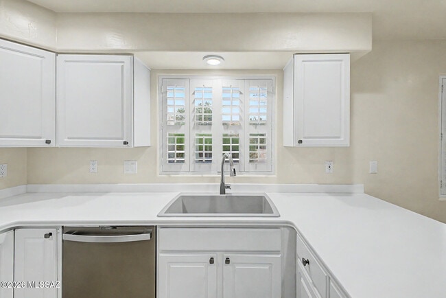 Building Photo - 5555 N Cres Ridge Dr