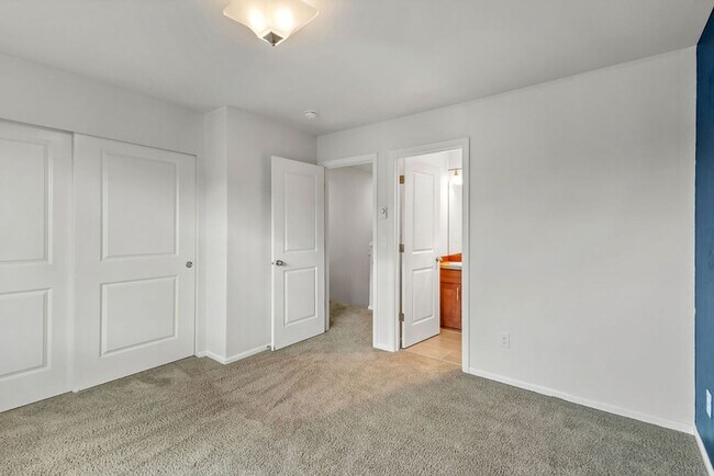 Building Photo - Spaciously Modern Tri Level Townhome for Rent in North Everett
